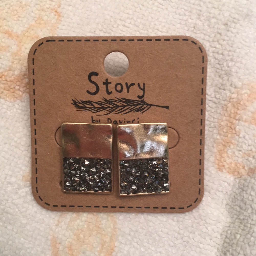 ***SOLD*** Adorable Earrings - Picture 2 of 2